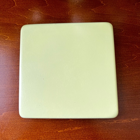 Square metal vibrant yellow catch all tray - Picture 6 of 7